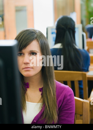 Gli studenti universitari che lavorano in biblioteca Foto Stock