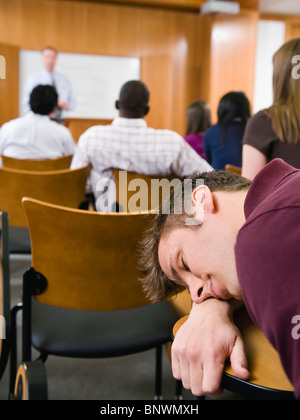 Studente di College dormire in aula magna Foto Stock