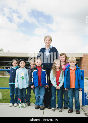 Gli studenti della scuola elementare e docente su un field trip Foto Stock