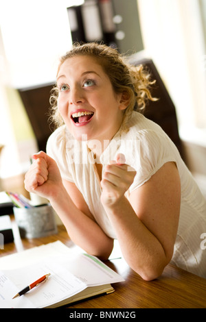 Donna celebrando Foto Stock