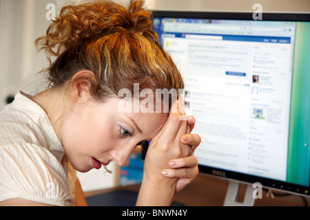 Ragazza cerca sconvolto a online chat line Foto Stock