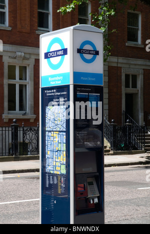 Barclays cycle hire scheme Docking Station, Malet Street, Bloomsbury, London, Regno Unito Foto Stock
