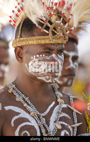 Ritratto di Papua con un tradizionale copricapo Foto Stock