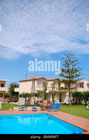 Piscina presso hotel privato, Creta, Grecia Foto Stock