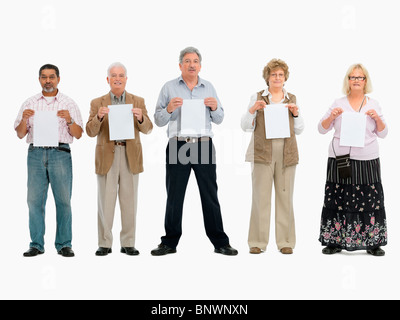 Un gruppo di persone in piedi in fila holding papers Foto Stock