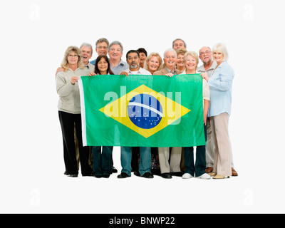 Gruppo di persone che sostengono la bandiera brasiliana Foto Stock