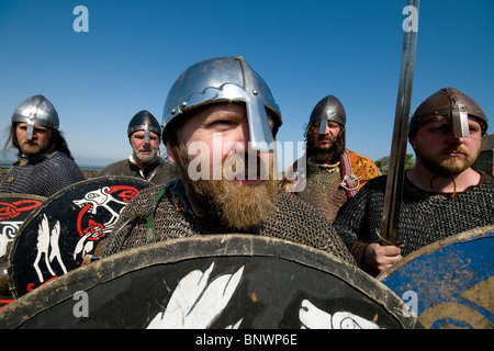 I vichinghi da una rievocazione gruppo su Lindisfarne che il vero vichinghi notoriamente invaso in AD794 Foto Stock