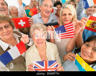 Un gruppo di persone che sostengono le piccole bandiere Foto Stock