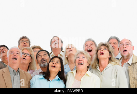 Un gruppo di persone che guardano in alto Foto Stock