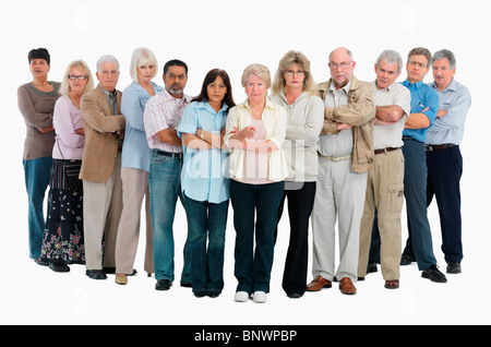Una fila di persone in piedi con le braccia incrociate Foto Stock