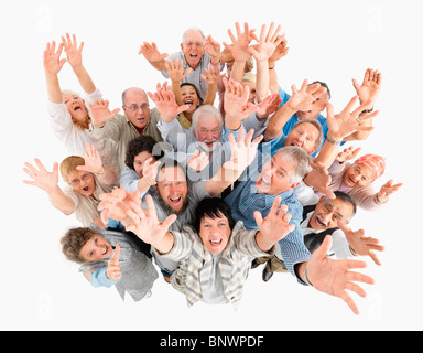 Un gruppo di persone che ondeggia con le braccia alzate Foto Stock