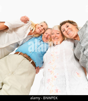 Quattro amici in piedi con le braccia intorno a ciascun altro Foto Stock