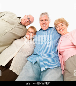 Quattro amici in piedi con le braccia intorno a ciascun altro Foto Stock