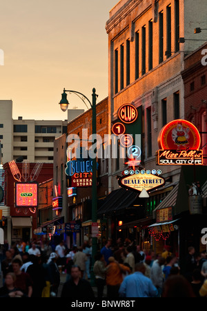 La folla di persone ed edifici in Beale Street a Memphis Foto Stock