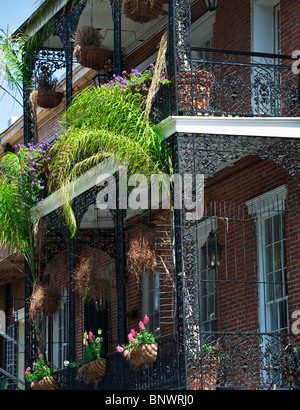 Balconi ornati sulla costruzione di New Orleans Foto Stock