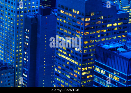 Edifici illuminati nella città di New York al tramonto Foto Stock