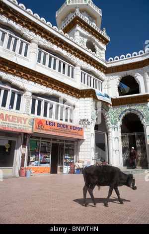 La moschea musulmana con un caw sulla piazza nella città di Leh in India. Foto Stock