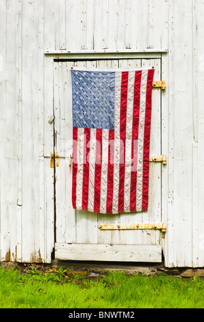 Bandiera americana drappeggiati sulla porta della stalla Foto Stock