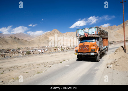 Un indiano carrello su strada nella città di Leh in India. Foto Stock