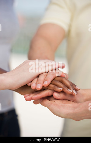 Le mani in cima ad uno un altro Foto Stock