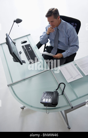 Uomo che lavora alla reception Foto Stock