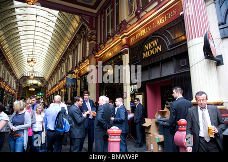Mercato Leadenhall e Luna Nuova Pub di Londra con i lavoratori della città di bere Foto Stock
