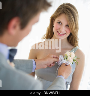 L uomo del pinning del corpetto sulla sua data di dress prom Foto Stock