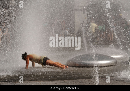 Ragazza in Karlsplatz Stachus Fontana, Monaco di Baviera Germania Foto Stock