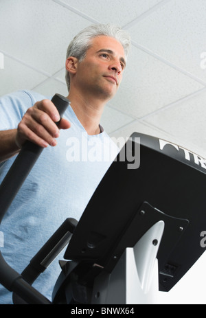 L'uomo esercita sul Stairmaster Foto Stock