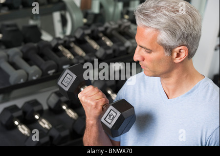 Uomo libero sollevamento pesi in palestra Foto Stock