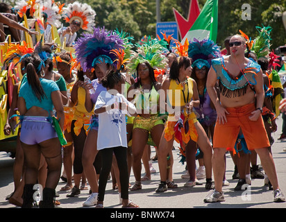 Gruppo di Caribana non identificato i partecipanti in abiti colorati durante la parata principale sulla luglio 31, 2010 a Toronto Foto Stock