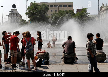 La gente a giocare in Karlsplatz Stachus Fontana, Monaco di Baviera Germania Foto Stock