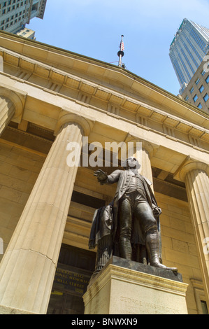Statua di George Washington nella parte anteriore del padiglione federale Foto Stock