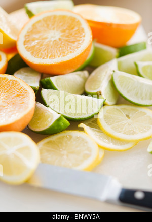 Taglio fresco Limoni Limette e arance Foto Stock