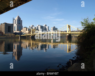 Pittsburgh Ponti e il fiume Ohio su una luminosa giornata di sole. Foto Stock