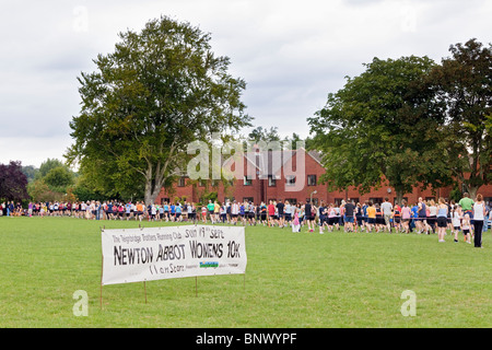 Totnes 10 km di divertimento correre 2010 a Borough Park, Totnes, Devon, Inghilterra Foto Stock