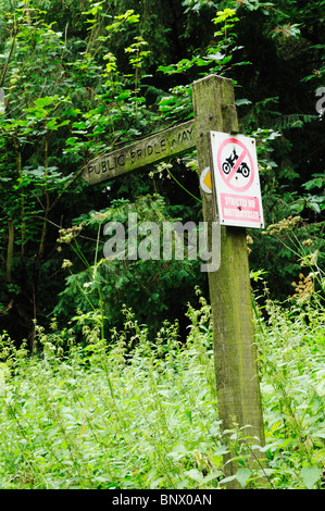 Segno Bridleway Post (n. veicoli motocicli). Foto Stock