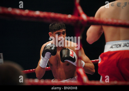 Amir Khan v Jackson Williams presso il centro Excel di Londra, Regno Unito Foto Stock