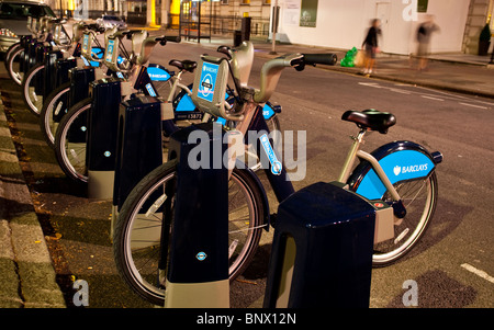 Il futuristico docking station come parte della nuova Londra Barclays noleggio biciclette scheme, Londra, Inghilterra, Regno Unito. Foto Stock
