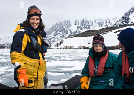 Zodiac in Lerneroyane o Lerner Isole arcipelago delle Svalbard, Norvegia. Foto Stock