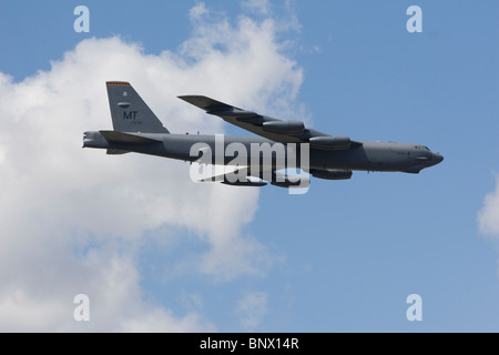 Il USAF Boeing B52 bomber passato vola a Farnborough International Air Show 2010 Gran Bretagna Foto Stock