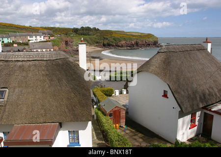 Irlanda, Waterford, Dunmore East, spiaggia e cottage con il tetto di paglia Foto Stock
