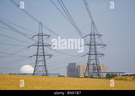 Pali elettrici in esecuzione a Sizewell centrale nucleare di Suffolk. Foto Stock