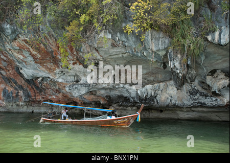 Pitture preistoriche su una sporgenza di un insolito, calcare o carso, isole nella Baia di Phang Nga, Thailandia Foto Stock