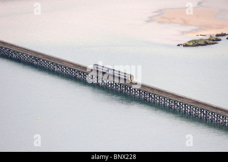 Arriva Trains Wales treno Diesel attraversa Barmouth Bridge attraverso Afon Mawddach Barmouth Gwynedd in Galles Foto Stock