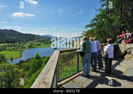 I turisti che cercano sul Loch Tummel dalla Queen's View near Pitlochry in Perth and Kinross, Scotland, Regno Unito Foto Stock
