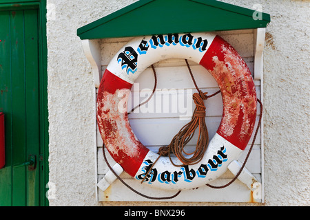 La vita la boa nel porto del piccolo villaggio costiero Pennan in Aberdeenshire, Scotland, Regno Unito Foto Stock