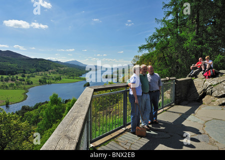 I turisti che cercano sul Loch Tummel dalla Queen's View near Pitlochry in Perth and Kinross, Scotland, Regno Unito Foto Stock