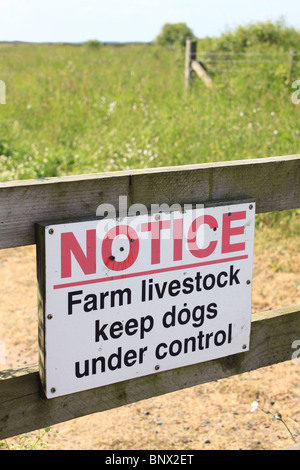 Segnale di avvertimento dirigere i proprietari di cani per tenere i cani sotto controllo, in Northumberland, Inghilterra Foto Stock