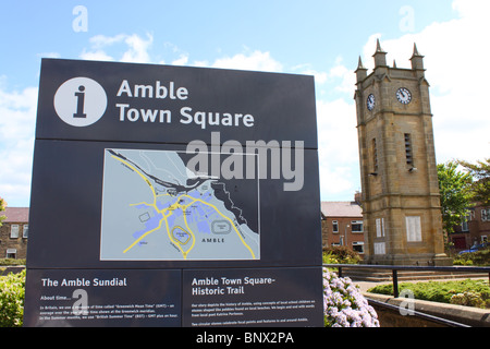 Ampio Town Square e la Torre dell Orologio, Northumberland, England, Regno Unito Foto Stock